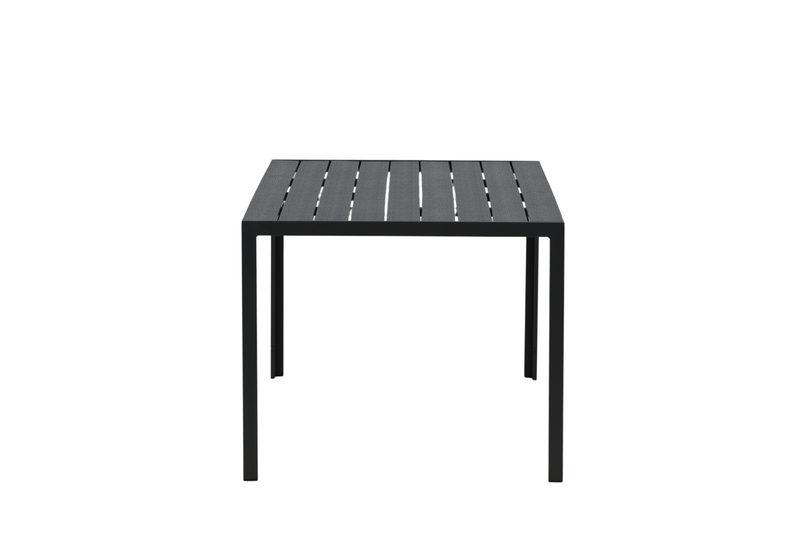 Enkelt och stilrent matbord i tidlös svart kulör med en bordsskiva i plywood och underrede i aluminium. Break är ett flexibelt matbord som passar lika bra i uterummet som på altanen. Sätt en personlig prägel på möbleringen genom att matcha med ett par läc