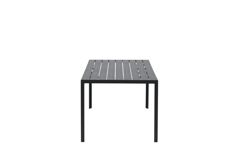 Smart, snyggt och slitstarkt - ett rektangulärt matbord med alla rätt helt enkelt! Break har raka former i klassisk nordisk design med en bordsskiva i svart polywood och bordsben i aluminium. Materialen är både hållbara och lätta i vikt så du enkelt kan f