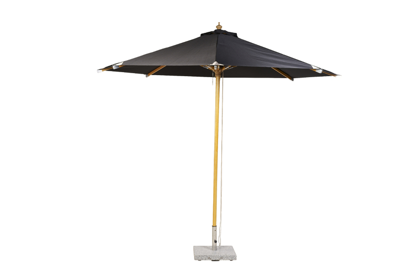 Naxos - ett smakfullt och fristående parasoll i något högre och bredare modell! Tyget är i tidlös svart kulör och stommen i stilfullt trä. Placera nära matgruppen och bestäm själv när du önskar skugga - passar utmärkt både som solskydd och blir en stilful