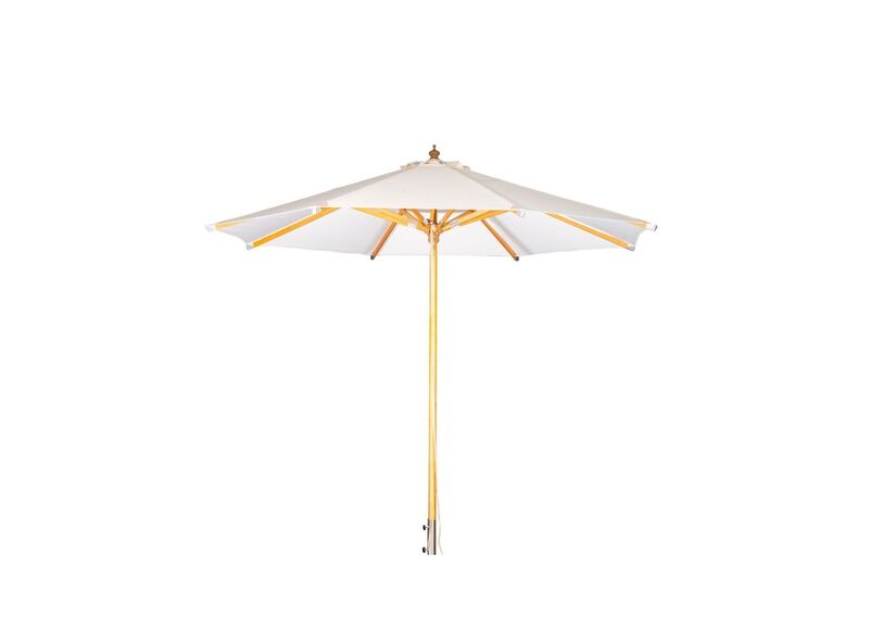 Ett något bredare och högre parasoll i vitt, smakfullt och fristående med en stomme i trä.
