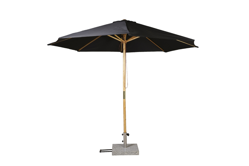 Smakfullt fristående parasoll i svart med en stomme i trä.