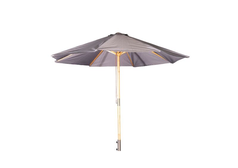 Smakfullt fristående parasoll i grått med en stomme i trä.