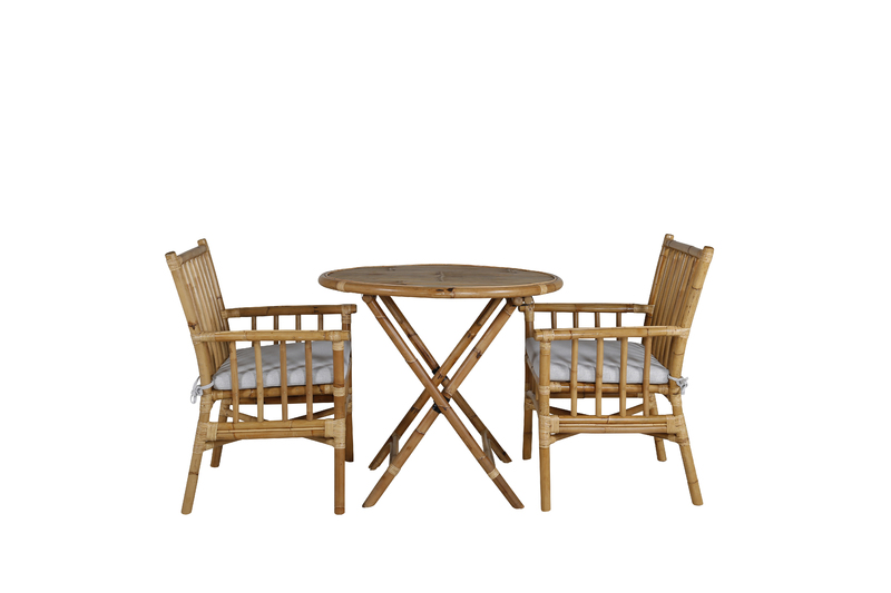 Njut av frukosten utomhus i sommar runt vårt läckra cafébord Cane! Bordet ger ett inbjudande och mysigt intryck med sin charmiga design. Tillverkad i bambu för ett modernt och tropiskt blickfång. Matcha med ett par stilrena matstolar i samma serie så får 