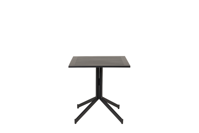 Way - ett stilrent cafébord i tidlös svart kulör och nätt design. Tillverkat i svart aluminium gör bordet lika praktiskt som tåligt. Den lätta vikten gör att bordet är enkelt att flytta och passar lika bra ute i trädgården som på den lilla balkongen. Njut
