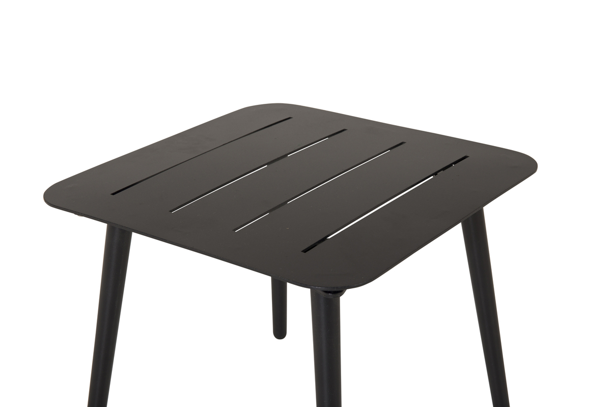 Lina - Ett stilrent sidobord som är perfekt för en avkopplande fikapaus ute i solen. Bordet passar lika bra ute på den lilla balkongen som ute i trädgårdens favorithörna! Tillverkat av svart stål är bordet lika praktiskt som slitstarkt och dess nätta stor