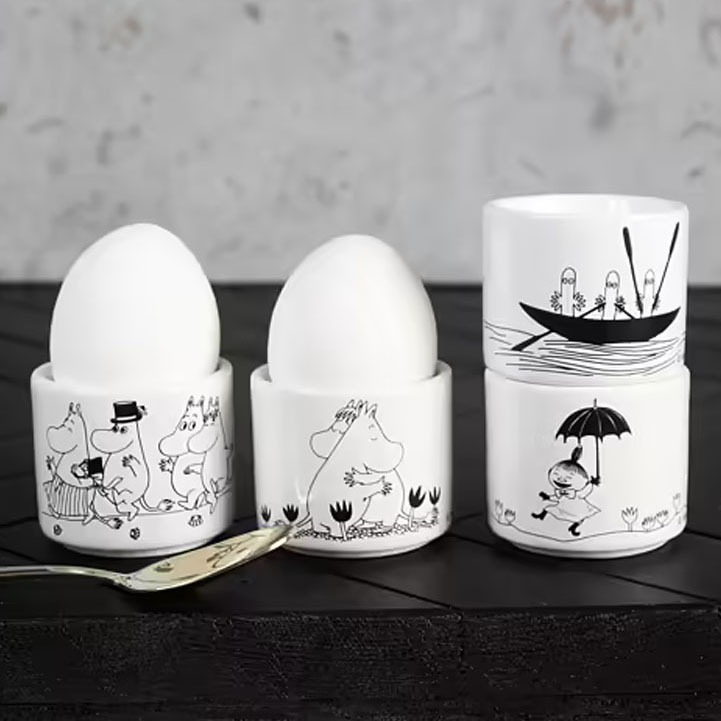 4st äggkoppar med svart MuminmotivÄggkopp i Muminstil i skandinavisk design.Gjort i keramik med fyra populära Muminmotiv! Passande att stapla på varandra för att ta mindre plats!Storlek: 5x4,5 cmMaterial: Porslin