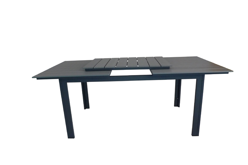 Levels – Ett rektangulärt matbord som går att förlänga vid behov när det behövs fler sittplatser: här får alla nära och kära plats! Bordsskivan är i grå aintwood och bordsbenen i svart metall: två slitstarka material som ger dig ett tåligt matbord för uto