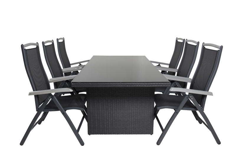 Njut av måltider utomhus runt det här rektangulära matbordet Padova i elegant svart kulör! Designen är iögonfallande med en robust stomme i konstrotting och stilren bordsskiva i glas. Tack vare de praktiska och slitstarka materialen fungerar bordet utmärk