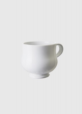Kopp Leo, vitKopp med en härlig design med en liten fot. Mjuk form perfekt för en kopp kaffe. Koppen är gjord av stengods.Diameter: 9 cmHöjd: 9 cmFärg: VitMaterial: StengodsTål Maskindisk
