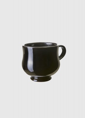 Kopp Leo, svartKopp med en härlig design med en liten fot. Mjuk form perfekt för en kopp kaffe. Koppen är gjord av stengods.Diameter: 9 cmHöjd: 9 cmFärg: SvartMaterial: StengodsTål Maskindisk