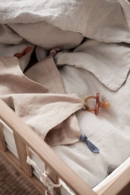 Knyt fast nappenSnuttefilt med knutar i linne, perfekta att knyta fast nappen, bitringen eller gosedjuret i. Snuttefilten är tillverkad i en liten fabrik i Lettland i helt i naturligt linne. Tvätta i ett milt maskintvättprogram och låt torka på en luftig 