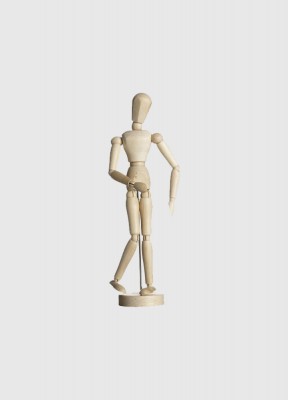 Manekis kvinna, 30 cmModelldocka i polerat trä. Armar, ben, huvud och midja är ledade och kan justeras till olika positioner.Höjd: 30 cmMaterial: Polerat trä