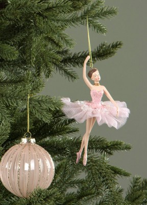 Fina ballerinaPryd ditt hem med denna fina dansande ballerina hängande i snöre. Finns i två varianter.Diameter: 10 cmHöjd: 17 cmFärg: Rosa, Vit, Guld