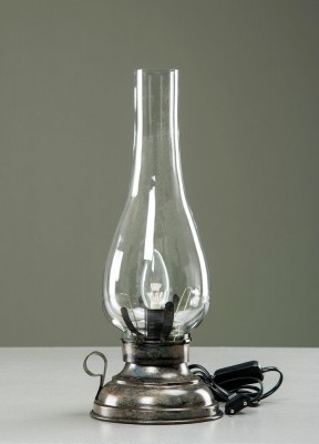 Bordslampa, antikBordslampa i antikt uförande i form av en gammal oljelampa.
Höjd: 42 cmBredd: 15 cm