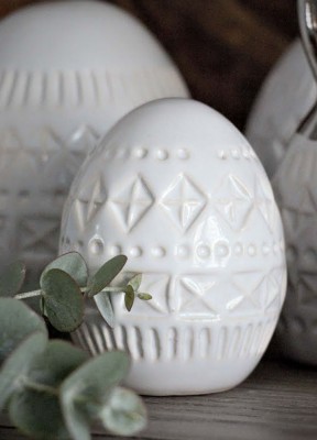Bohemian egg, Majas CottageVackert ägg från Majas Cottage med bohemiskt inspirationsmönster. När du köper produkter från Majas Cottage går 10% till Barncancerfonden. Höjd: 8 cmBredd: 6 cmMaterial: Keramik