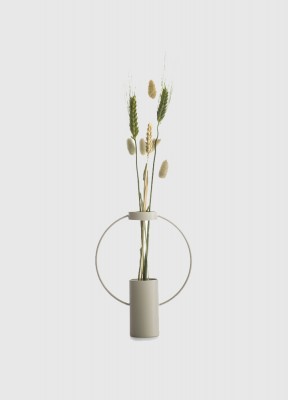 Vas Moon liten, beigeElegant, modern och stilren vas i pulverlackad metall. Designad av Pascal Charmolu. Vasen fungerar lika bra som en snygg inredningsdetalj som en praktisk vas där toppdelen håller snittblomman på plats.Material: JärnHöjd: 21 cmBredd: 1