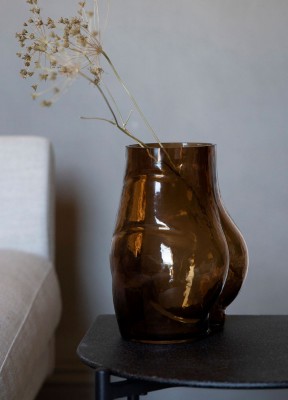 Vas Butt, brunMagisk vas som hyllar den kvinnliga kroppen. Härlig brun ton och en vacker form.Längd:14 cmDjup: 20 cmHöjd: 23 cmVikt: 1684 g Material: GlasFärg: Brun 