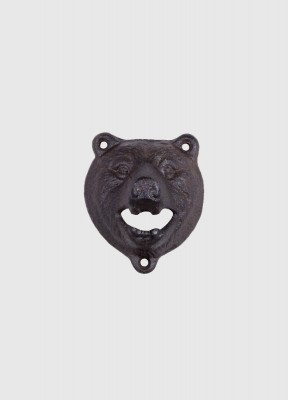 Kapsylöppnare Björn, antik brunKapsylöppnare för vägg i gjutjärn/smide, i form av ett björnhuvud.Storlek: 9x7x5 cmMaterial: JärnFärg: Antik brun