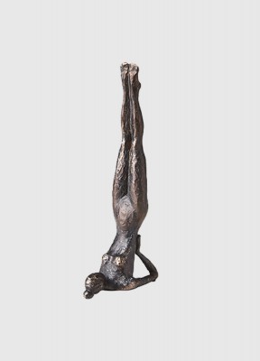 Poserande staty, fötter uppEn staty i mörk brons. En superfin detalj till ditt hem som med fördel kan kombineras med våra andra statyer av yoga som du finner i shopen!Höjd: 28 cmLängd: 12 cmBredd: 6 cmMaterial: polyresinAntikbehandlad