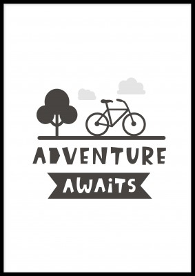Poster, Adventure AwaitsEn stilren och snygg poster som pryds av en cykel och ett träd samt citatet Adventure Awaits