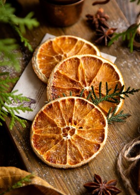 Äkta torkade apelsinskivor, 5-packÄkta, torkade apelsinskivor till dekoration som luktar underbart gott och ger dig den rätta julkänslan! Apelsinskivorna varierar i storlek och form.Diameter: 4-6 cmAntal: 5 st