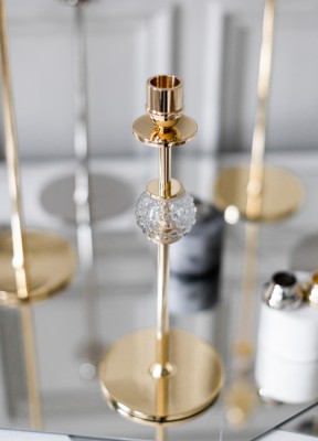 Ljusstake, Alba 40 cmEn exklusiv och handgjord ljusstake i 100% mässing med en handgjord glasboll som dekoration. Alba