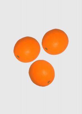 Alltid fräscht i fruktskålenByt ut de äkta frukterna i din fruktskål med dessa väldigt trovärdiga apelsiner. Blande även i våra Citroner och Lime för att få en mer blandad och färgglad skål med frukt.Färg: OrangeDiameter: Ca. 8,5 cmSäljs i 1-pack 