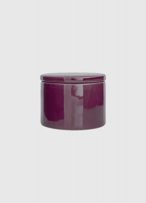FärgstarkLiten fin färgstark ask, tillverkad i stengods, med lock i härlig lila. Perfekt förvaring till badrummet eller för dina små, kära ägodelar du vill ha koll på.Material: StengodsFärg: Lila