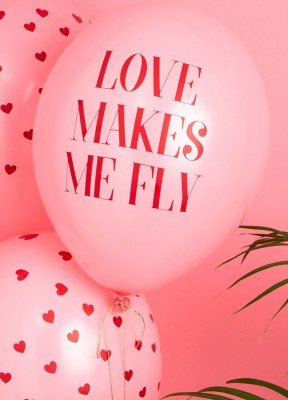 Låt kärleken lyfta till oanade höjder?Ballonger i ljusrosa med dubbelsidig text i rött love makes me fly