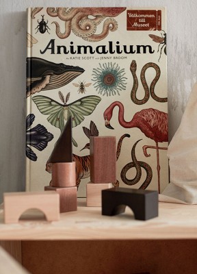 Barnbok, AnimaliumVälkommen till museet som är alltid är öppet! Boken har gjort internationell succé, och visar fler än 160 djur presenterade med spännande fakta och med utsökt vackra bilder - som gammaldags planschverk!Höjd: 37,5 cmBredd: 27,5 cmDjup: 1,