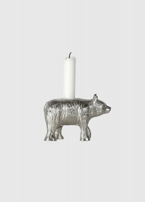 Björn i silverpälsEn prydlig ljusstake i formen av en björn. Passar perfekt på valfri plats i ditt hem. Den silvriga färgen ger hemmet de fina detaljerna som behövs. Ljusstaken har plats för ett kronljus på björnens rygg.13x8,5 cmSilverMetall