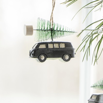 Hängande juldekorationEn hängande bil med julgran på taket är en fin dekoration att ha där hemma under juletider. Denna bil kommer i två olika färger.Färg: Grå eller svartMaterial: PolyresinMått i cm: 2,4x5,3x6,5