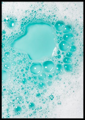 Affischen Blue BubblesEn härlig poster i med bubblande vitt skum på turkosblå botten. Tryckt på miljövänligt 230g, matt papperFinns i flera storlekar Postern levereras utan ram