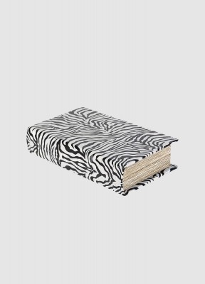 Boklåda, zebraEn vacker boklåda i trä med läderlook. Du kan ställa den bland dina andra böcker för att skapa ett hemligt gömställe där du kan förvara något speciellt. Storlek: 13x5x21 cmMaterial: MDF och PU läderlook