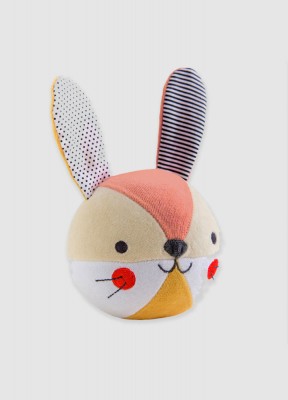 Kaninboll, med bjällraBoll som ser ut som en kanin, tillverkad i mjuk ekologisk bomull. De långa öronen prasslar när man rör vid dem och inuti kaninen finns en bjällra som ger i från sig ett stimulerande ljud när den rullar. En rolig och utvecklande leksa