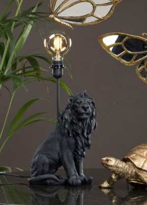 Lejon bordslampaär en dekorativ och trendigbordsarmaturi form av ett lejon.Denna fantasifulla och exotiskabordslampautförd ipolyresinoch pryder allt från små till stora utrymmen.Gör sig lika snygg medskärmsom med friståendeljusglob.Passar lika bra på säng