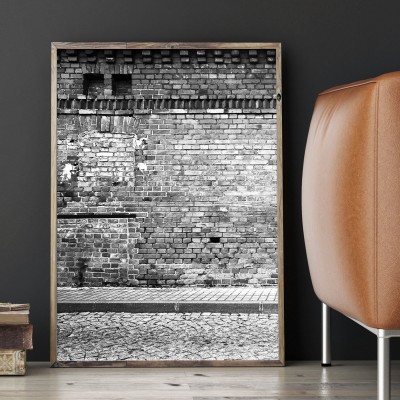 Poster Brick WallSvartvit fotoposter med en vägg av tegel.  Tryckt på miljövänligt 230g, matt papperFinns i flera storlekar Postern levereras utan ram