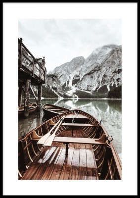 Poster, Brown boatEtt fotoprint över en gammal brun träbåt.Tryckt på miljövänligt 230g, matt papperFinns i flera storlekar Postern levereras utan ram