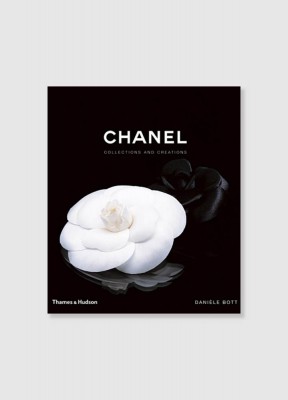 Coffee Table Book, Chanel Collection and CreationsChanels kombination av tradition, originalitet och stil har alltid gjort det till det mest förföriska av varumärken. Här öppnar House of Chanel sina privata arkiv och avslöjar en galax av lysande design sk
