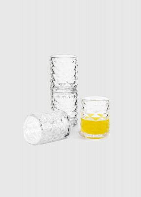 Shotglas 4-packLäckra stapelbara shots-glas med dekorativt mönster. Små glas med en härlig tyngd som är sköna att hålla i handen, rymmer 6 cl.Mängd: 6 clDiameter: 3,8 cmHöjd: 6,5 cmMaterial: GlasLevereras i 4-pack