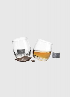 Whiskeyglas med drinkstenarTvå läckra whiskeyglas och två stora kylstenar som håller whiskeyn sval utan att spädas ut med vatten.Volym: 20 clStorlek whiskeysten: 2,5 x 2,5 x 2,5 cmMaterial: GlasKommer i en fin presentförpackningAllt du behöver för att gör