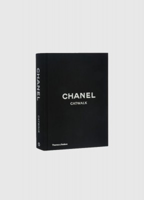 Coffee table book från Chanel Catwalk, helsvart omslag med vit text