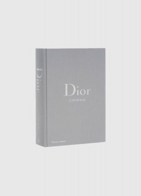 Coffee Table Book, Dior CatwalkMed anledning av att det är 70 år sedan Diors första kollektion (den ikoniska New Look