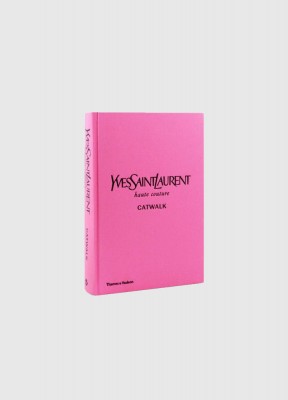 Coffee table book från Yves Saint Laurent Catwalk, rosa omslag med svart text
