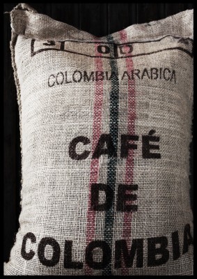 Poster Colombia coffeeFotoposter över en säck fylld med härligt Colombia-kaffe.Tryckt på miljövänligt 230g, matt papperFinns i fler storlekar Postern levereras utan ram