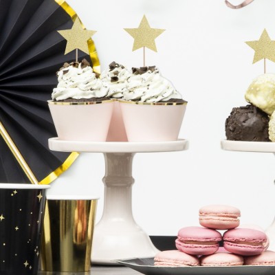 Finare cupcakesDessa cupcake wrappers gör den vanliga pappersformen mer festlig och dekorativ på ett väldigt enkelt och smidigt sätt! Ljusrosa med en kant av guldmetallic.Storlek efter montering:  4.8 x 7.6 x 4.6 cm.6-packFärg: ljusrosa och guldmetallic