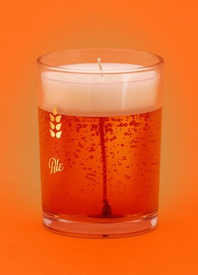 Doftljus, Öl aleNjut av öl när du vill med det här roliga doftljuset som bjuder på maltiga, humliga och rostade toner!Sojavax60 timmars brinntidStorlek: 10,5x8cm