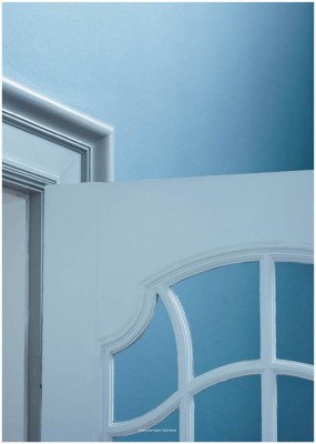 Vackert blå ljus och svepande linjer i en gammal dörr.Den här nya kollektionen från Kristina Dam fångar den lugna atmosfären som du hittar i övergivna rum, där tiden nästan står stilla.Alla bilder ur den här kollektionen är tagna i ett Neo-barockhus i Köp