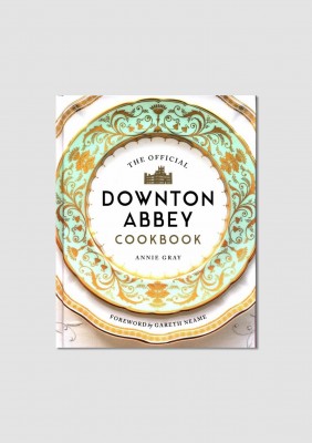 Coffee Table Book, Downton Abbey CookbookDen officiella Downton Abbey -kokboken presenterar över 100 recept som visar matlagningen i Crawley -hushållet - från middagspartier på övervåningen till puddingar och pajer på nedervåningen - och ger en äkta bit D