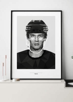 Elias Pettersson posterSvartvitt grafiskt porträtt av hockeyspelaren Elias Pettersson.50 x 70 cmFärg: svartvit
